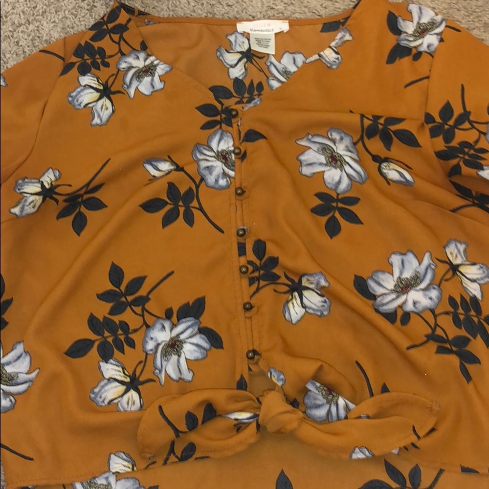This cute little t shirt that’s a cropped tee